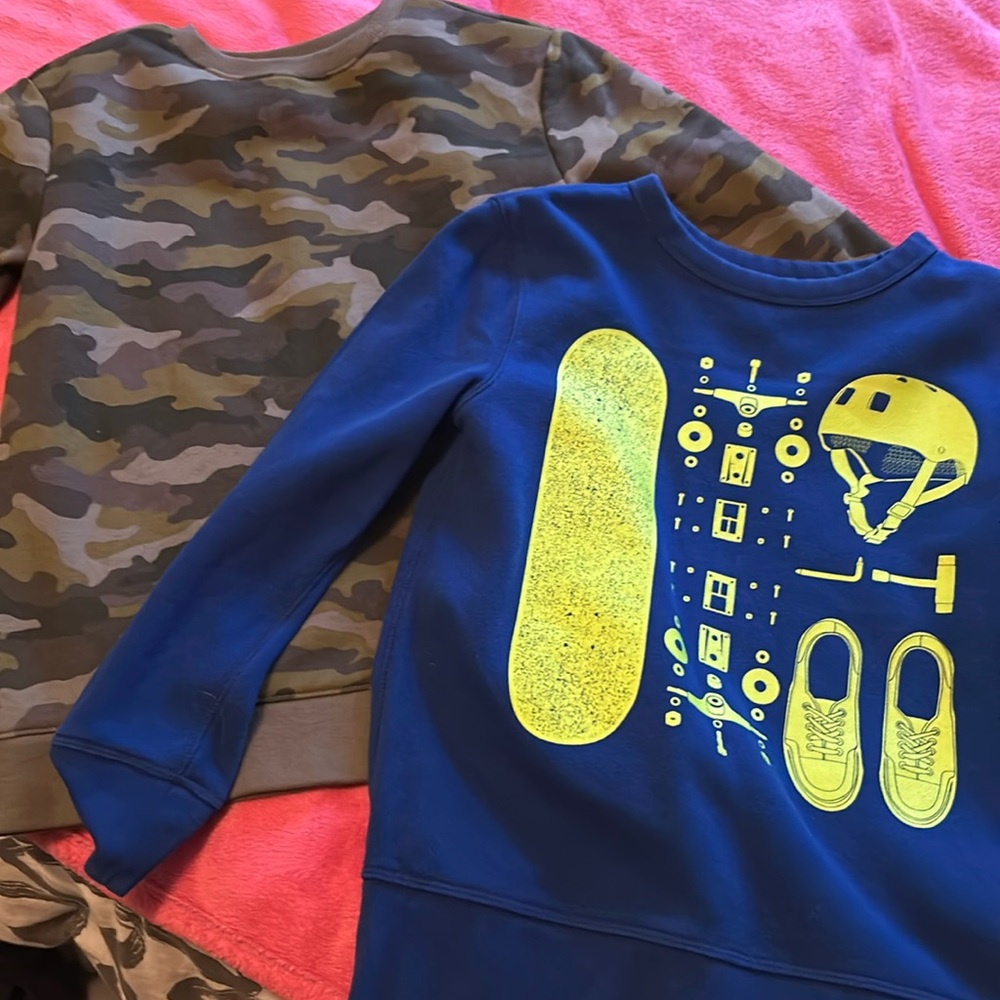 Pair of 2 kids sweatshirts